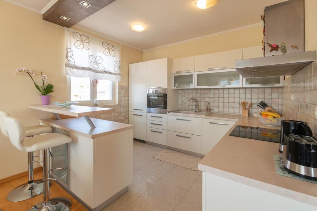 Sea View- Spacious Apartment With Shared Pool Split Eksteriør bilde