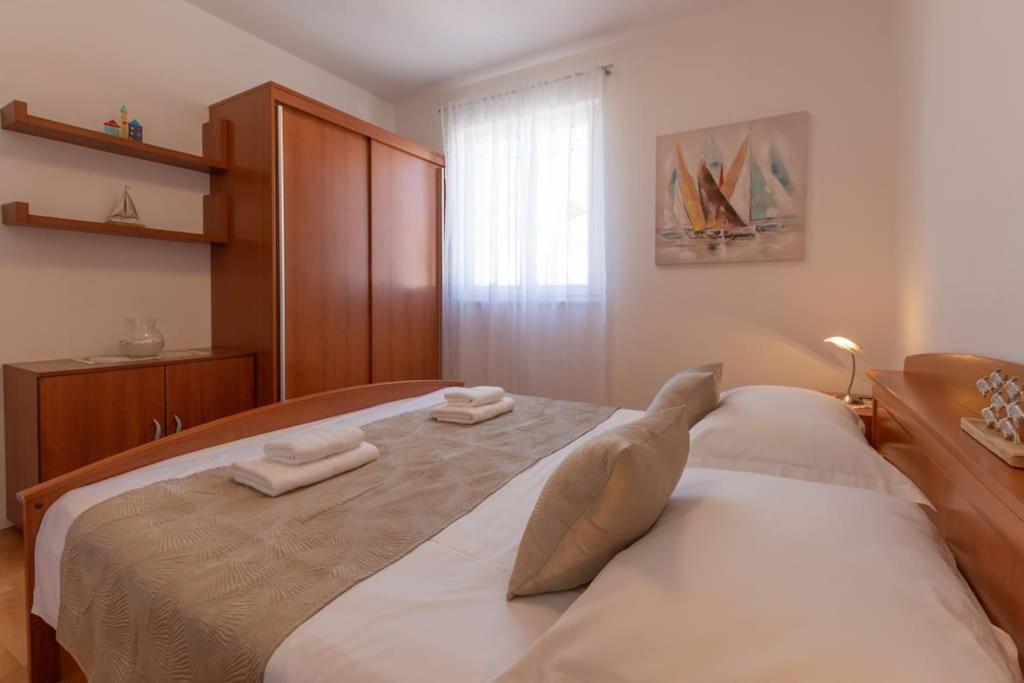 Sea View- Spacious Apartment With Shared Pool Split Eksteriør bilde
