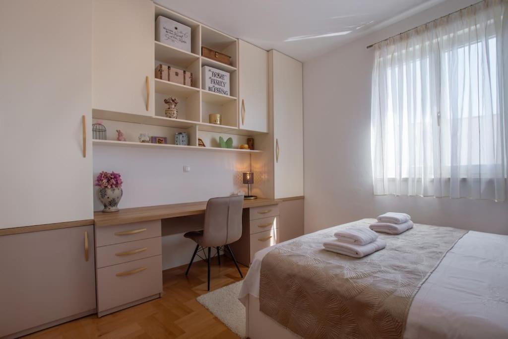 Sea View- Spacious Apartment With Shared Pool Split Eksteriør bilde
