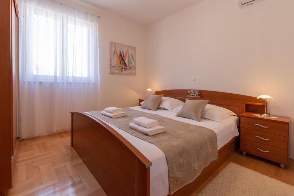 Sea View- Spacious Apartment With Shared Pool Split Eksteriør bilde