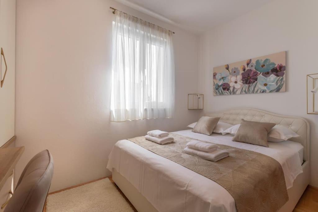 Sea View- Spacious Apartment With Shared Pool Split Eksteriør bilde