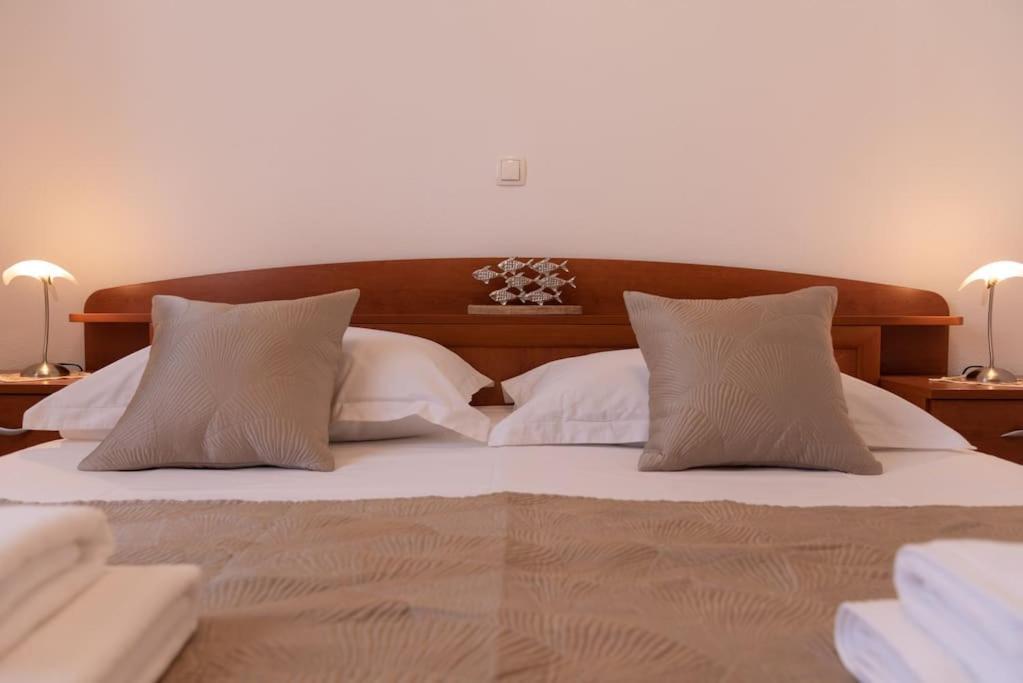Sea View- Spacious Apartment With Shared Pool Split Eksteriør bilde